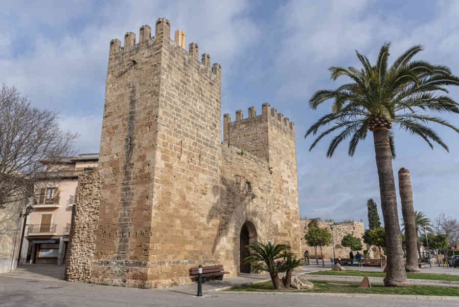 Mallorca - Alcúdia 17 - muralla - Puerta del Moli o de Xara.jpg